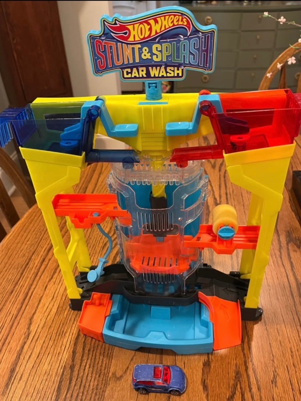 Hot Wheels Stunt & Splash car wash with color changing car